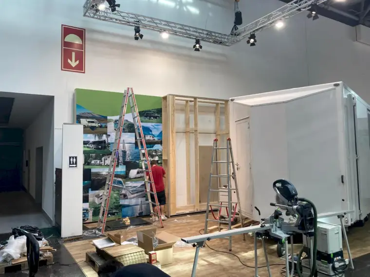 Innenausbau im Ladenbau während der Montage