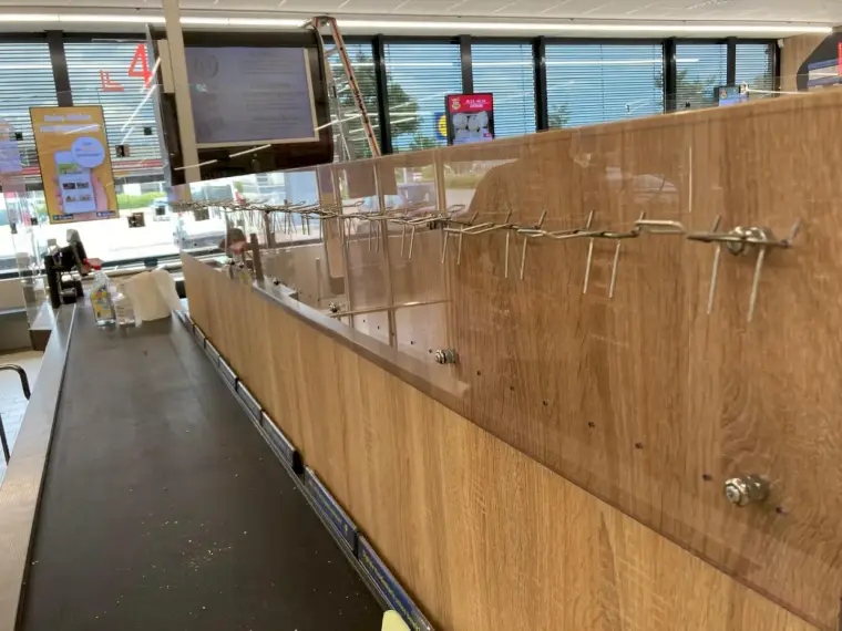 Warenträger im Mittelgang eines Supermarkts