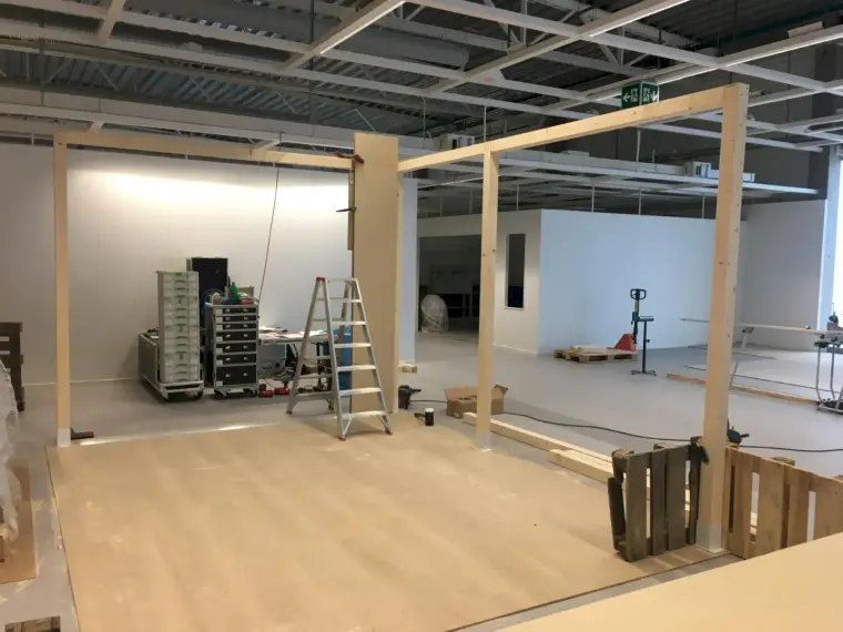 Montagearbeiten an einer Theke im Ladenbau