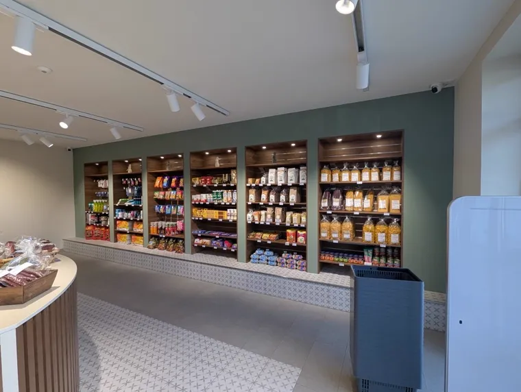 Holzlamellen-Verkleidung neben Kühlvitrine im Ladenbau